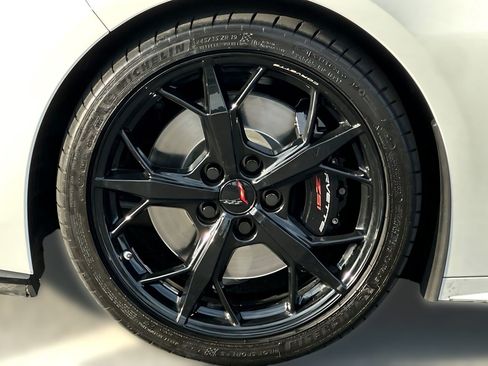 Used 2025 Chevrolet Corvette Stingray Premium Conv w/ Z51 Performance Package RWD image 12
