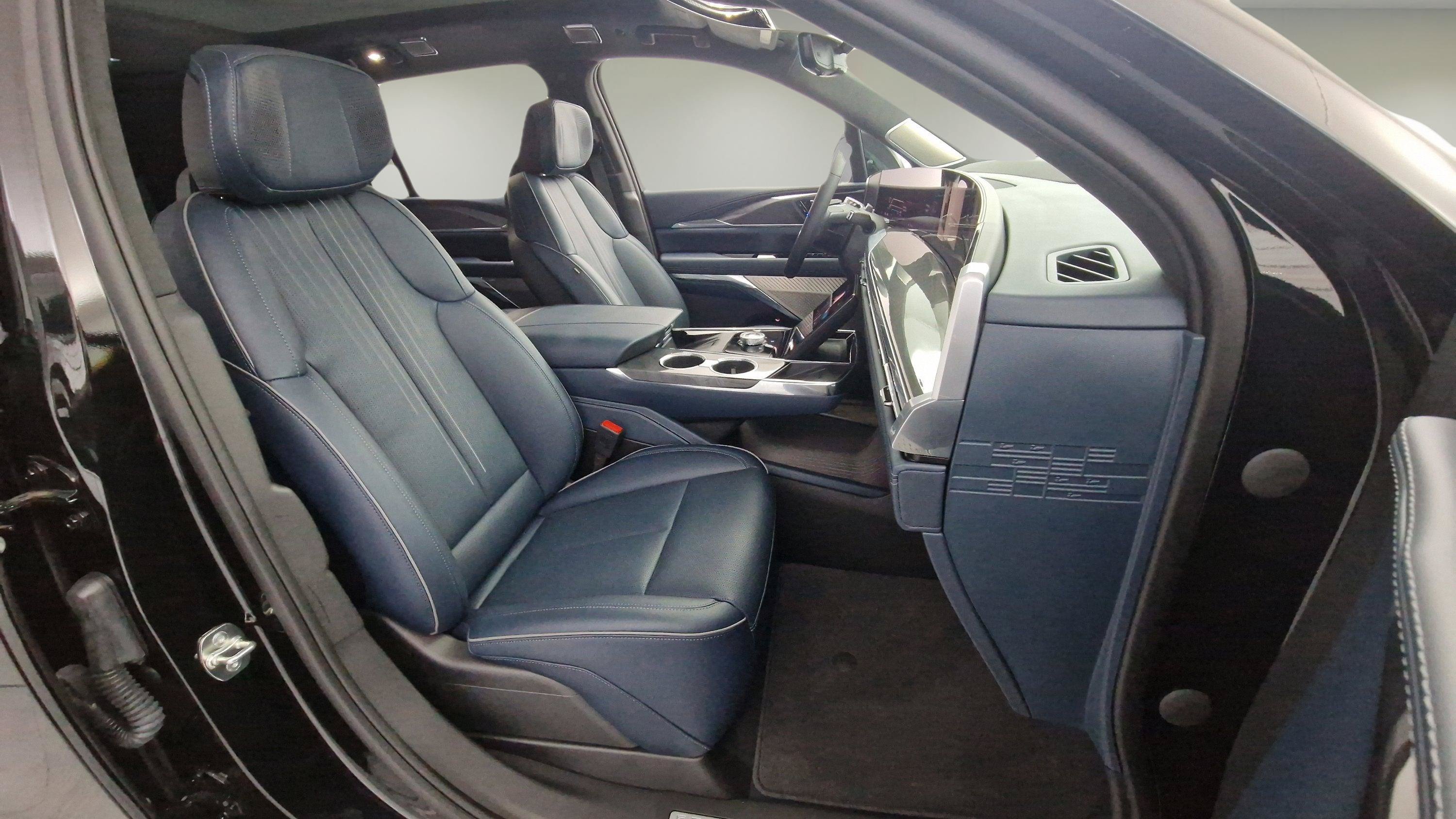 New 2025 Cadillac Escalade IQ Sport 2 w/ LPO, ONYX Package AWD/4WD image 17