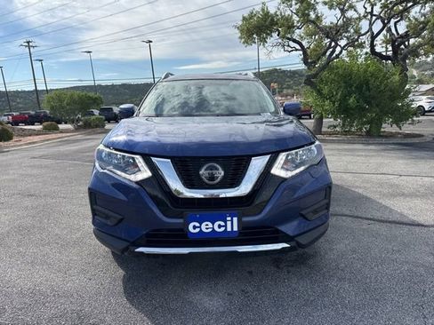 Used 2020 Nissan Rogue SV image 2