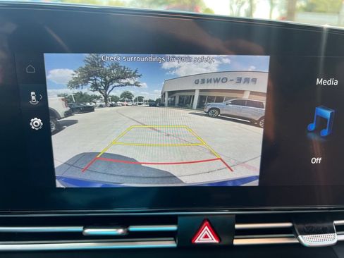 Used 2025 Hyundai Elantra SEL FWD image 23
