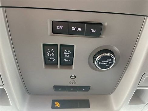 Used 2018 Chevrolet Suburban Premier image 20