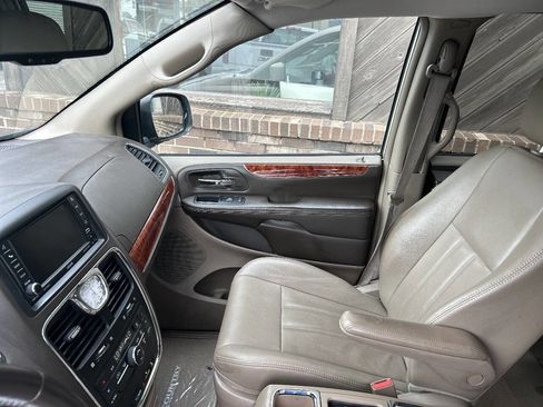 Used 2016 Chrysler Town & Country Touring image 11