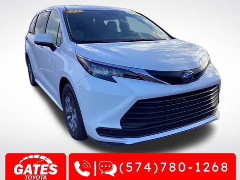 Used 2025 Toyota Sienna LE FWD image 1