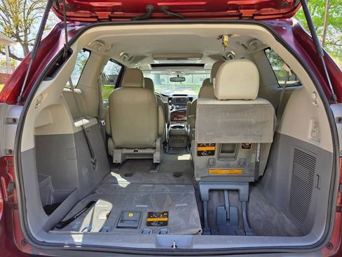 Used 2013 Toyota Sienna XLE image 40