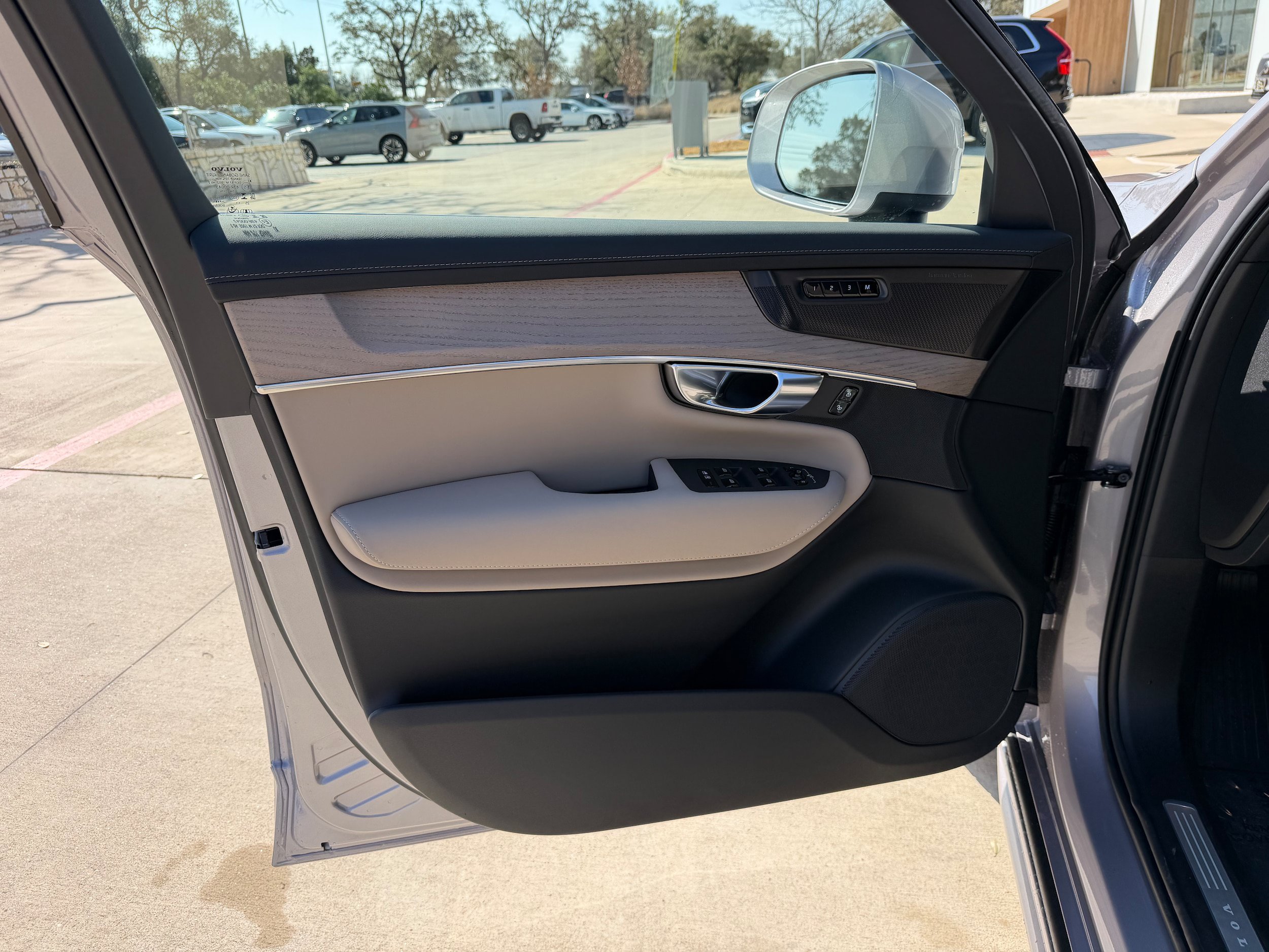 New 2026 Volvo XC90 B6 Plus w/ Protection Package Premier AWD/4WD image 17