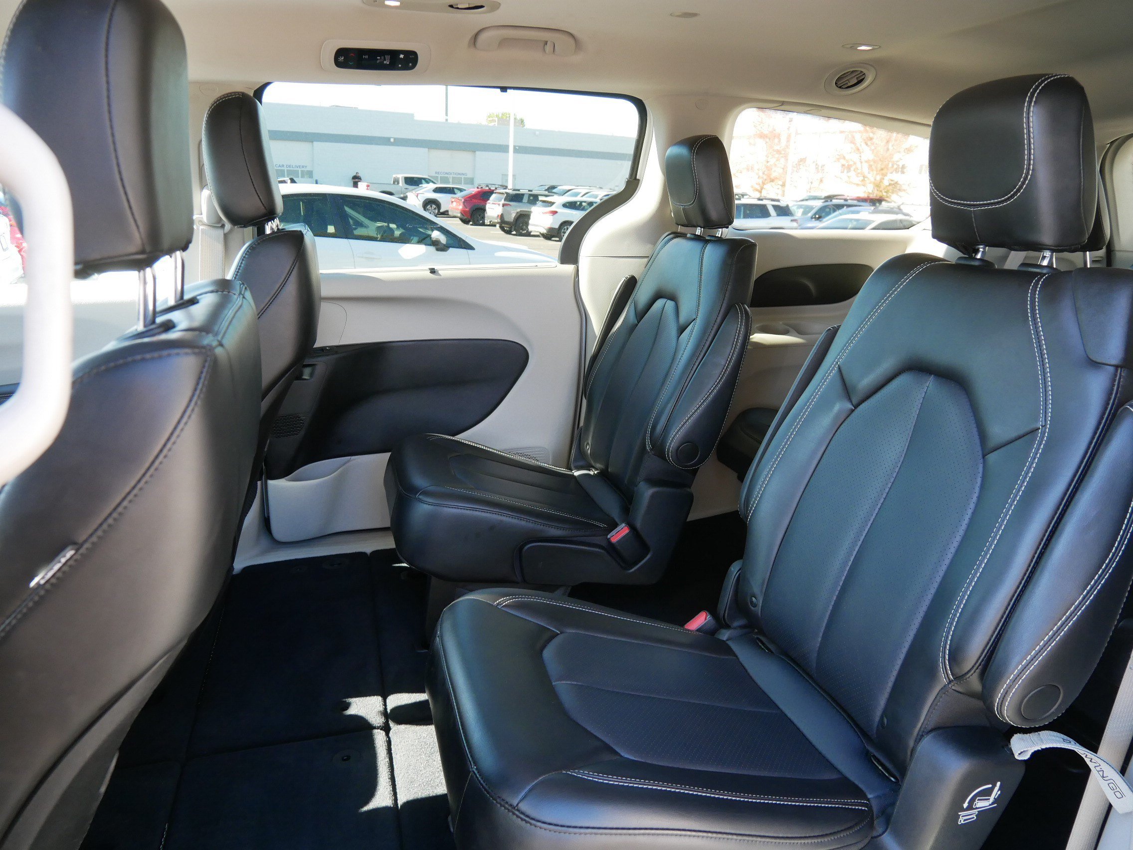 Used 2023 Chrysler Pacifica Touring-L FWD image 23