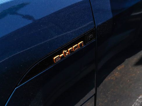 Used 2019 Audi e-tron Prestige w/ Prestige Package AWD/4WD image 6