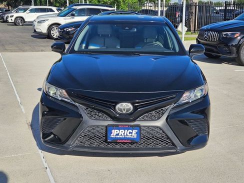 Used 2018 Toyota Camry SE FWD image 2