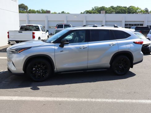 Used 2022 Toyota Highlander XLE AWD/4WD image 7