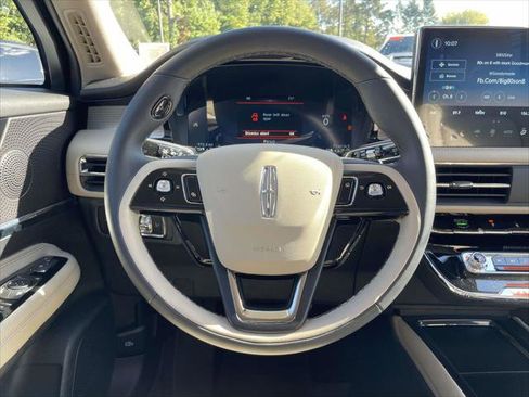 Used 2025 Lincoln Corsair AWD image 18