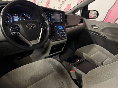 Used 2018 Toyota Sienna LE w/ Carpet Mat Package FWD image 18