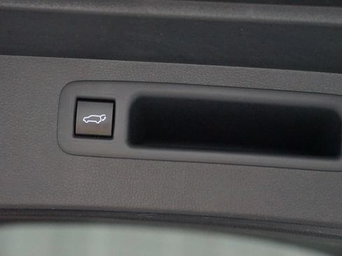 Used 2022 Toyota Highlander LE FWD image 34