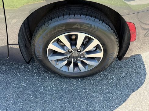 Used 2023 Chrysler Pacifica Touring-L w/ Uconnect Theater Family Group FWD image 42