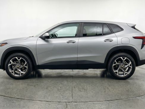 Used 2025 Chevrolet Trax LT w/ LT Convenience Package FWD image 5
