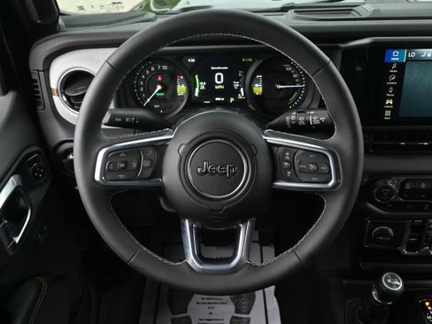 Used 2025 Jeep Wrangler Unlimited Sahara w/ Safety Group AWD/4WD image 17