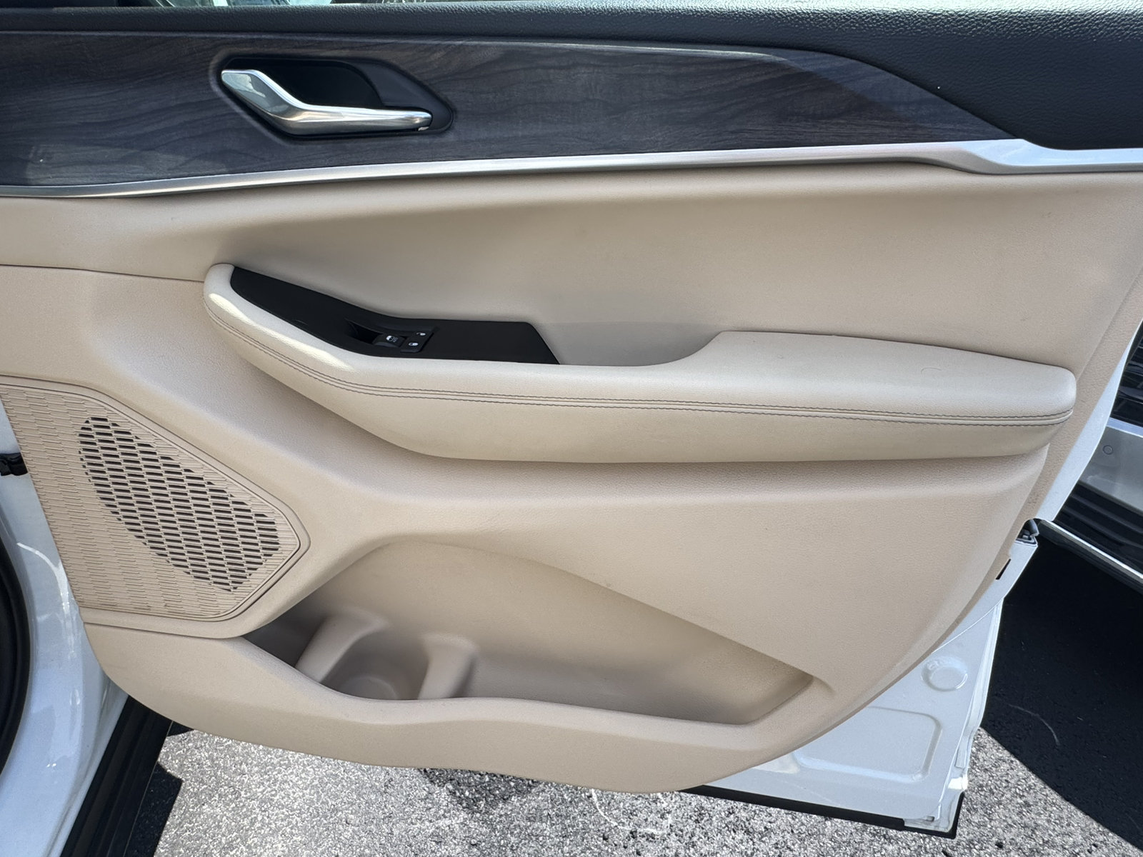 Used 2025 Jeep Grand Cherokee L Limited RWD image 17