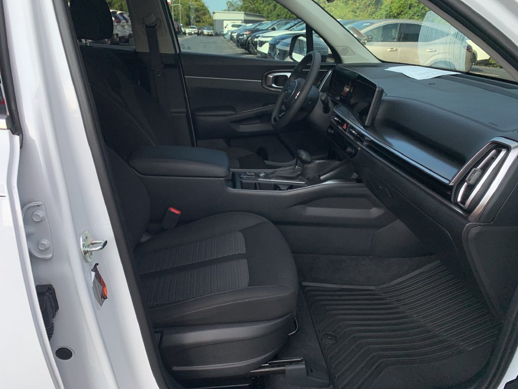 Used 2025 Kia Sorento LX FWD image 30