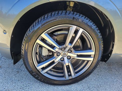Used 2018 Volvo XC60 T6 Momentum w/ Advanced Package image 31
