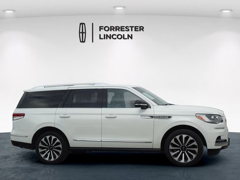 Used 2023 Lincoln Navigator Reserve AWD/4WD image 2