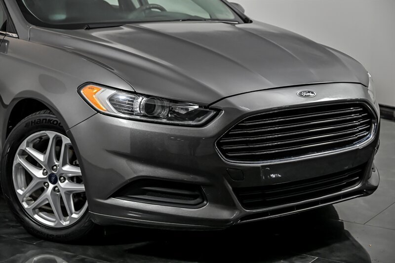 Used 2013 Ford Fusion SE FWD image 2