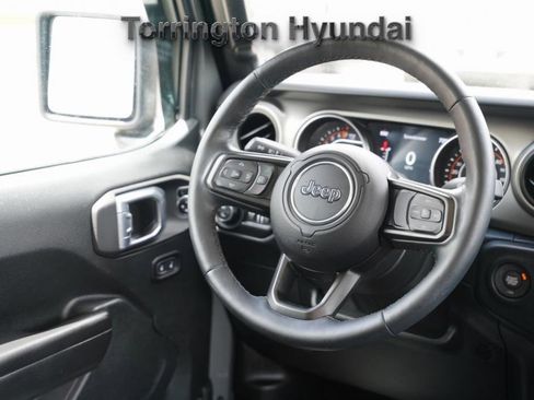 Used 2021 Jeep Gladiator Willys image 10