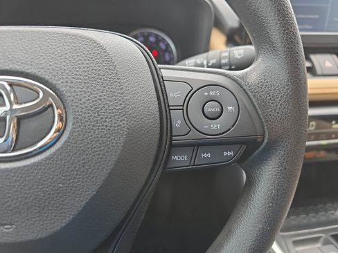 Used 2021 Toyota RAV4 XLE FWD image 17