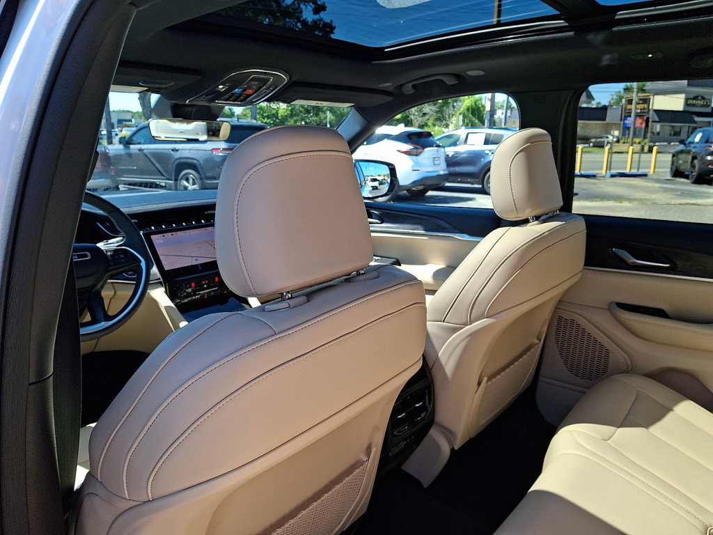 Used 2025 Jeep Grand Cherokee Limited AWD/4WD image 21