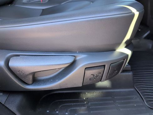 Used 2023 Toyota Highlander L image 40