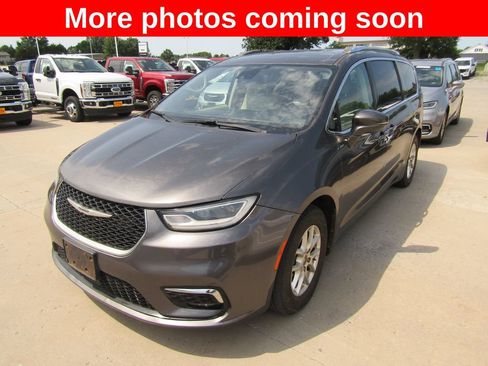 Used 2021 Chrysler Pacifica Touring-L FWD image 1