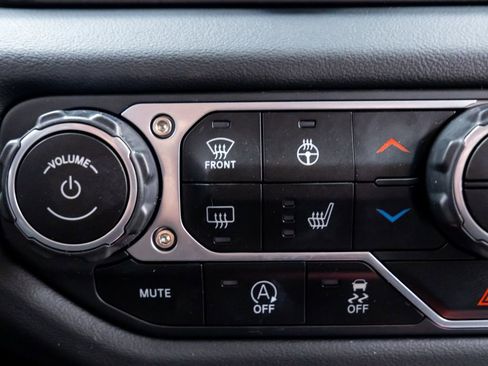 Used 2024 Jeep Wrangler Sahara image 28