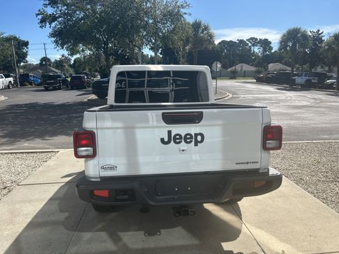 New 2025 Jeep Gladiator Sport image 5