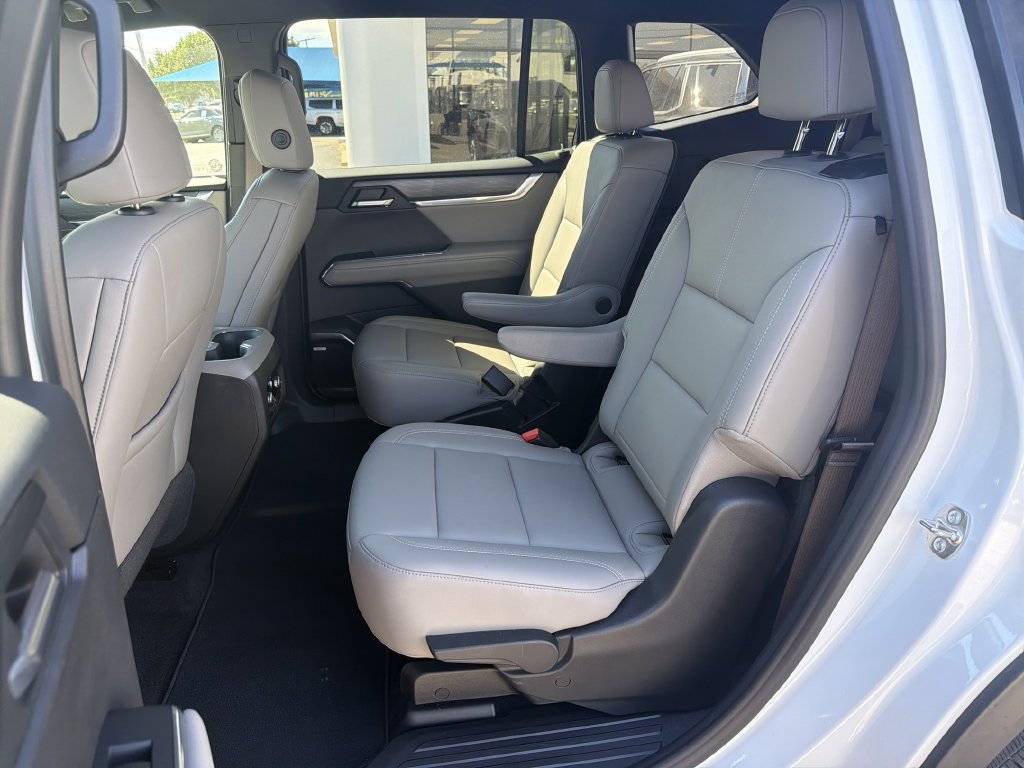 Used 2026 GMC Acadia Elevation w/ Elevation Premium Package FWD image 7