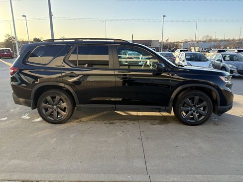Used 2025 Honda Pilot Sport image 4