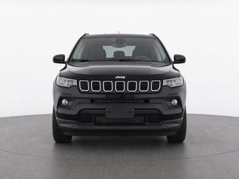 Used 2025 Jeep Compass Latitude w/ Sun & Sound Group AWD/4WD image 2