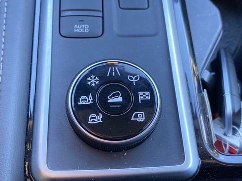 Used 2024 Nissan Pathfinder Platinum image 24