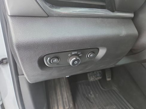 Used 2018 Chevrolet Traverse LT image 16