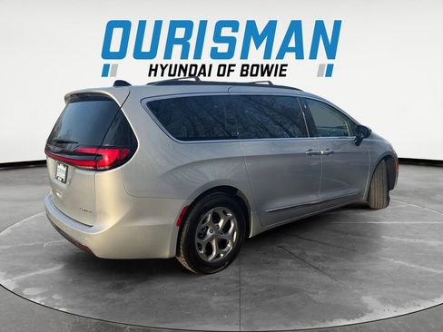 Used 2023 Chrysler Pacifica Limited image 6