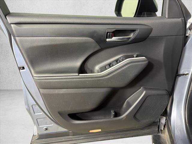 Used 2022 Toyota Highlander XLE FWD image 11