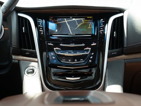 Used 2020 Cadillac Escalade Luxury image 12