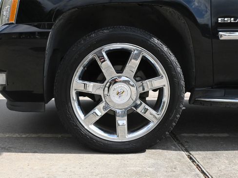 Used 2011 Cadillac Escalade Luxury image 30