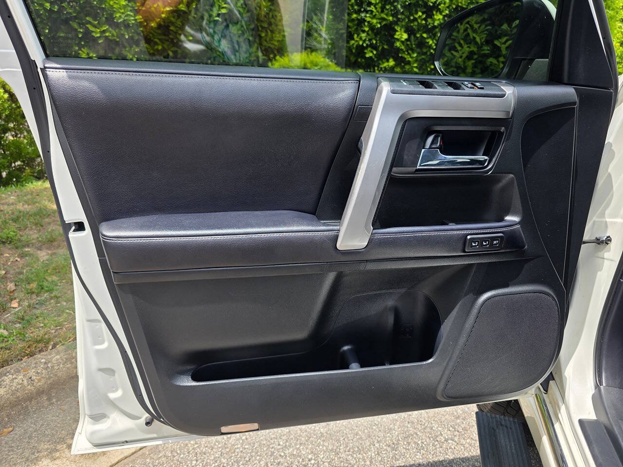 Used 2018 Toyota 4Runner Limited AWD/4WD image 9