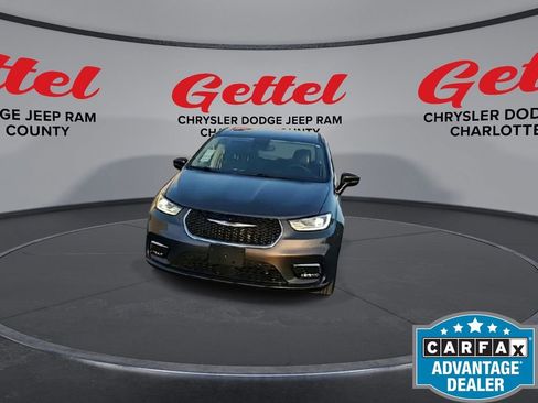 Used 2023 Chrysler Pacifica Touring-L image 3