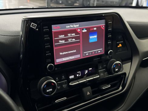 Used 2020 Toyota Highlander LE image 24