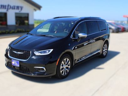 Used 2025 Chrysler Pacifica Pinnacle