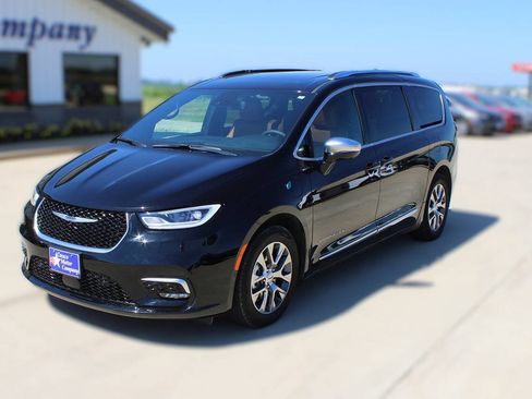 Used 2025 Chrysler Pacifica Pinnacle FWD image 1