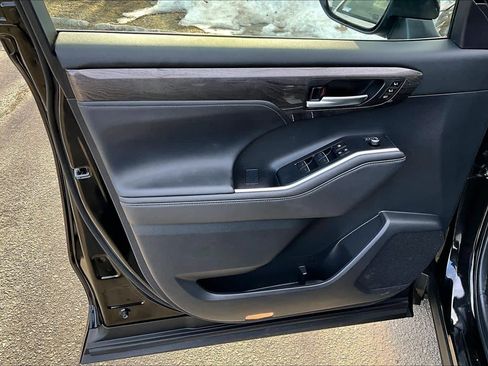 Used 2025 Toyota Highlander Platinum image 21