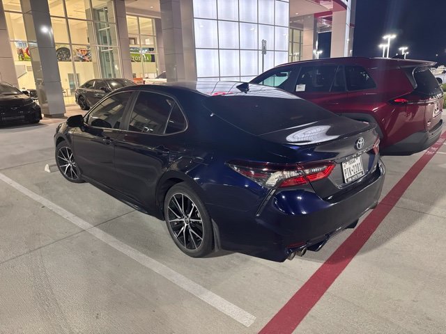 Used 2021 Toyota Camry SE FWD image 3