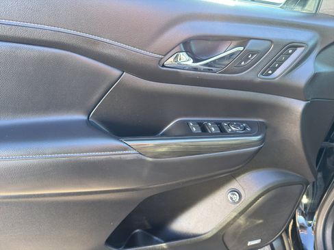 Used 2023 GMC Acadia SLT w/ Elevation Edition image 14