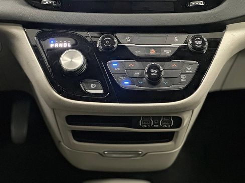 Used 2022 Chrysler Voyager LX FWD image 19