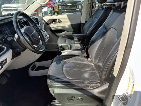 Used 2018 Chrysler Pacifica Touring-L FWD image 15